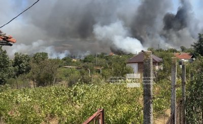 Large Fire Rages in Villa Area Near Burgas – Homes Burning, Evacuations Underway