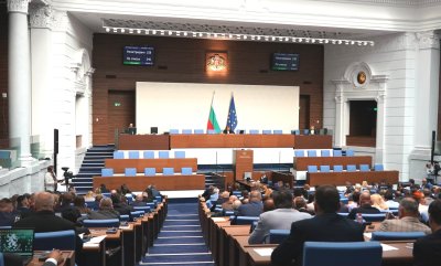 Реакции в парламента след решението на съда кметът на Варна да остане в ареста