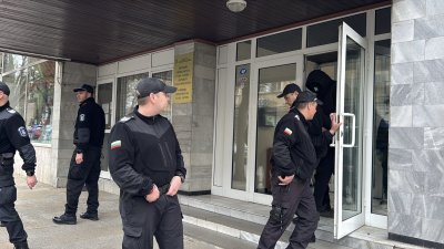 Съдът окончателно отказа по-лека мярка за един от полицаите, обвиняеми за смъртта на арестант в Казанлък