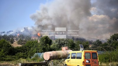 Пожарът над село Опицвет се разгоря отново и заплашва помпена станция и детски онкоцентър