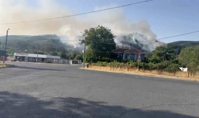 Евакуиран е старчески дом заради голям пожар край поморийското село Горица