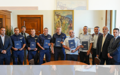 Наградиха полицаите, спасили двегодишно дете, след като погълнало медикаменти