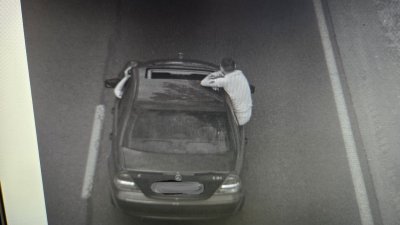 Толкамерите снимаха нарушител, седнал на прозореца на движещ се автомобил