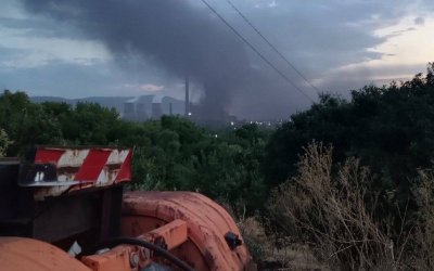 Пожарът в ТЕЦ "Бобов дол": Безсънна нощ за жителите на Големо село, вероятно огънят е тръгнал от сухи треви