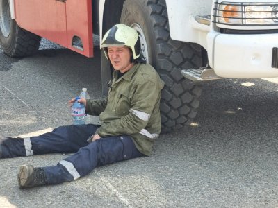 Екипи на пожарната, горските стопанства, военнослужещи и доброволци - героите срещу огнения ад (СНИМКИ)