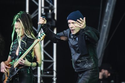 Брус Дикинсън (Iron Maiden): "Хей, остави телефона – живей на живо!"