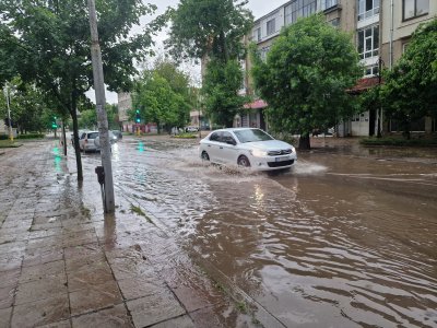 Раковски все още е на тъмно след пороя