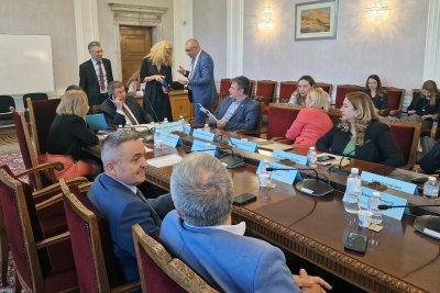Решението за заплатите на лекарите остава за септември