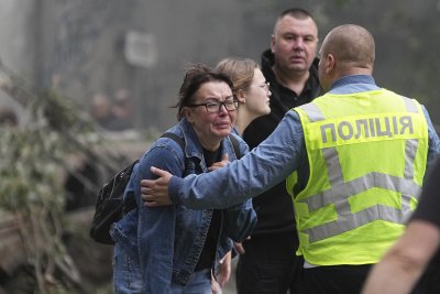 Двама загинали и десетки ранени при руска въздушна атака в Киев