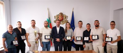 Министър Иван Пешев награди с почетни плакети медалистите от европейското първенство по сумо