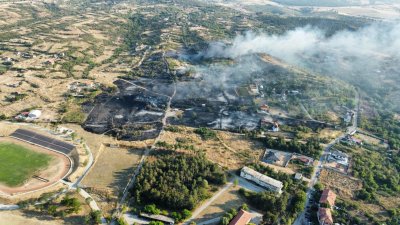 Локализиран е пожарът във вилната зона на Харманли