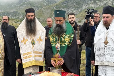 По пътя на вярата: Патриархът отслужи водосвет на едно от Седемте рилски езера (СНИМКИ и ВИДЕО)