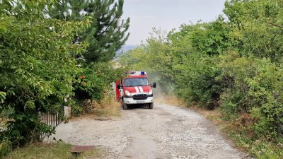 Задържаха мъж, запалил огън в района на гробищния парк в Асеновград