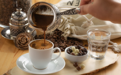 Няколко идеи за леко и естествено начало на разговор между момче и момиче в училище, особено ако са срамежливи