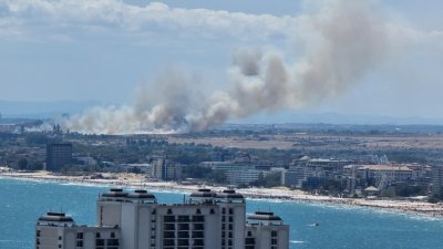 Пожар гори до Аквапарка в Несебър