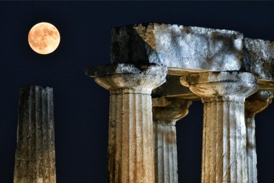 Есетровата луна: Небесното шоу на август 2025