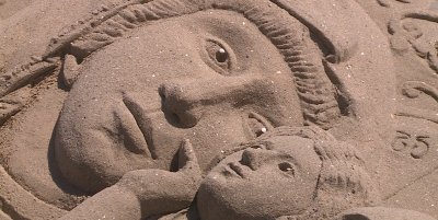 Three Foreign Sculptors Made a Sand Figure of the Virgin Mary with the Child