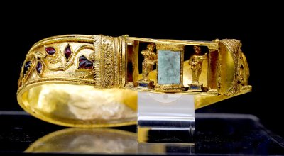 Exhibition Showcases Archaeological Finds from a Thracian Burial Site Uncovered near Topolovgrad