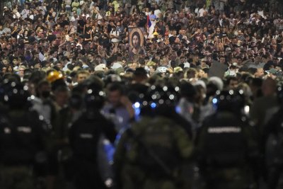 Гняв, насилие и шокови гранати в Сърбия: Вучич обеща "силна реакция на държавата"