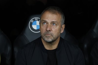 Флик: Не съм доволен, но вярвам, че клубът ще регистрира новите играчи