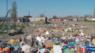 Абсурди в Столипиново: Купища отпадъци и мистериозно изчезващи кофи за боклук