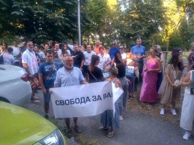 Протест във Варна пред заведението на Пламенка Димитрова, която подаде сигнала срещу кмета Благомир Коцев