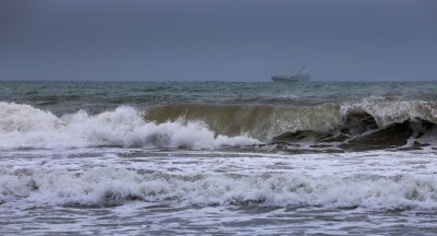 Спасен е капитан на обърнала се яхта в морето край Бургас