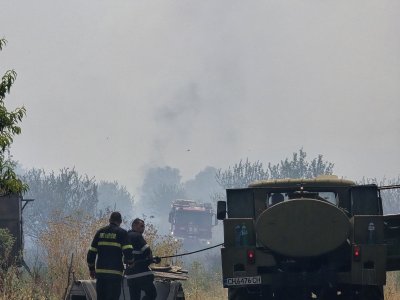 Пожар гори в текстилна фабрика край Сливен