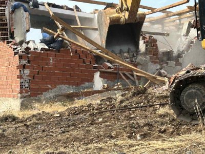 Премахват незаконно изградени къщи в квартал "Лозенец" в Стара Загора (СНИМКИ)