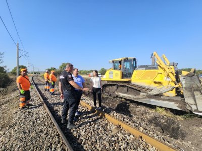 Взимат проби от почвата в района на дерайлиралите вагони край Пясъчево