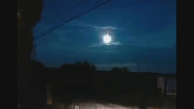 Ярко огнено кълбо озари нощта като ден в Япония