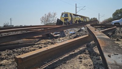 Полицейска гонка с каруци заради дерайлиралия влак край Пясъчево