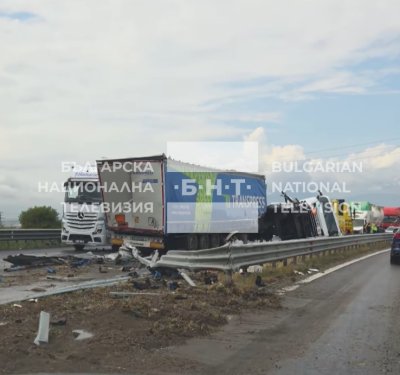 Crash Between Two Lorries Blocks Hemus Motorway in the Direction of Sofia-Varna
