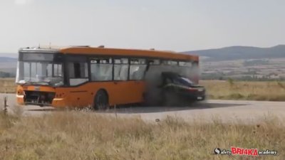 Експеримент с удар на кола в автобус при 200 км/ч