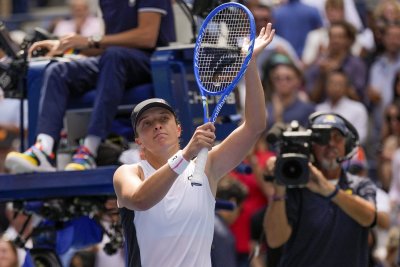 Швьонтек изпита трудности, но продължава към третия кръг на US Open