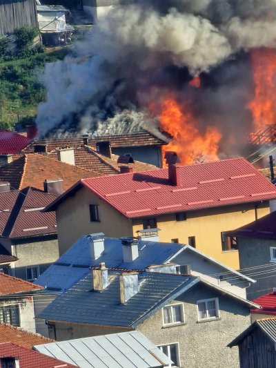 Три къщи и седем стопански постройки изгоряха при пожар в Сърница