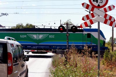 Две момичета скочиха от пътнически влак - били пропуснали спирка