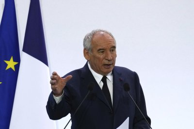 Френският премиер ще поиска вот на доверие през септември
