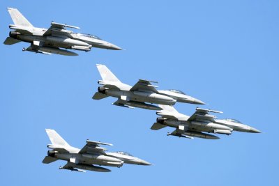 Полски изтребител Ф-16 се разби по време на репетиция за авиационно шоу, пилотът загина