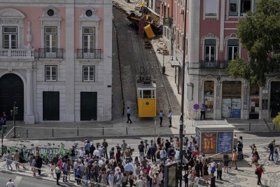 След катастрофата в Лисабон: Преместиха останките на фуникуляра "Глория"