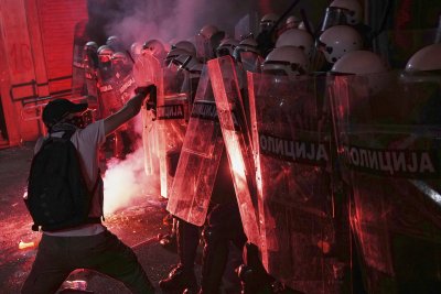 Палки, сълзотворен газ и водни оръдия: 10 месеца след трагедията в Нови Сад протестите в Сърбия не стихват
