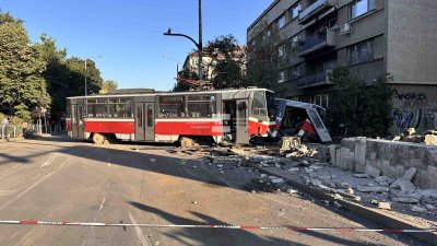 Трамвай дерайлира и удари няколко автомобила в района на Румънско посолство