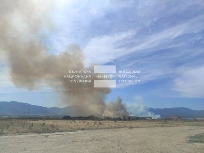 Голям пожар пламна край Сопот