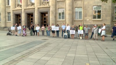 В Русе граждани протестират срещу овладяването на държавата