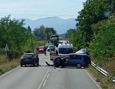 Тежка катастрофа затвори пътя от село Радилово към Пазарджик