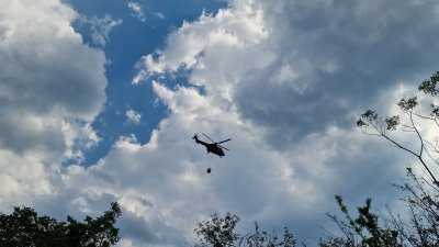 Хеликоптер Ми-17 и военнослужещи се включват в гасенето на пожара в Рила