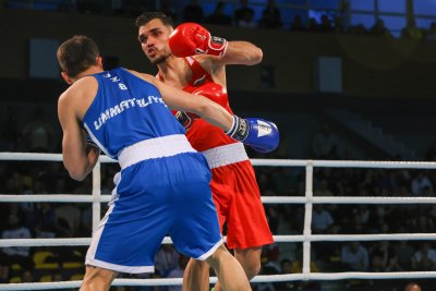 Чолов отстъпи на крачка от медалите на световното по бокс