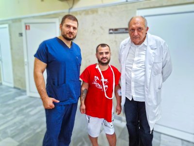 Успешна операция: Лекари отстраниха опасен тумор на пациент с рядко генетично заболяване в ИСУЛ