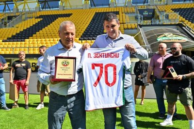 БФС удостои легендата Петър Зехтински с почетен плакет