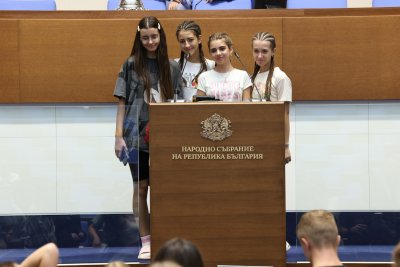 Киселова посрещна близо 100 деца от българската общност в Молдова в НС
